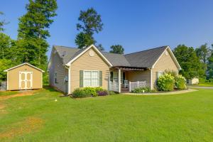 una casa con césped verde en Charming Newnan Getaway about Mins to Downtown!, en Newnan