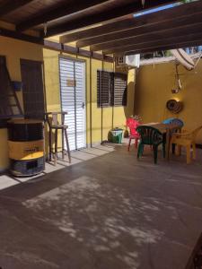 um pátio com cadeiras, uma mesa e comodidades para churrascos em Hostel Casa Uniao em Maracaju