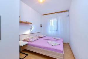 Postel nebo postele na pokoji v ubytování Apartments by the sea Artatore, Losinj - 2509