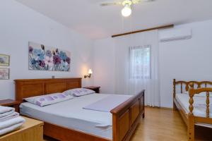 Postel nebo postele na pokoji v ubytování Apartments by the sea Artatore, Losinj - 2509