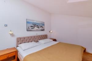 Postel nebo postele na pokoji v ubytování Apartments by the sea Artatore, Losinj - 2509