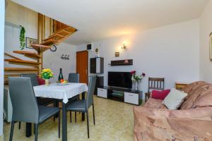 Kuchyň nebo kuchyňský kout v ubytování Apartments by the sea Artatore, Losinj - 2509 + 37 fotografií