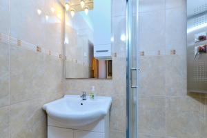 ČunskiにあるApartment Artatore 2509aの洗面台とシャワー付きのバスルーム +22枚の写真
