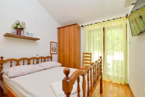 Postel nebo postele na pokoji v ubytování Apartments by the sea Artatore, Losinj - 2509