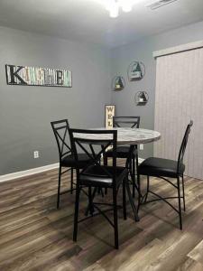 a dining room with a table and chairs at Beautiful Home In Greenville in Greenville