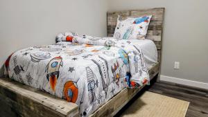 Un pat sau paturi într-o cameră la Cozy Springs
