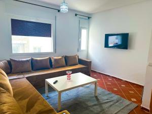 Ruang duduk di Residence Al Kasaba - Spacious apartment with swimming pool and direct access to sea