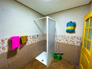 拉乌Residence Al Kasaba - Spacious apartment with swimming pool and direct access to sea的浴室里有玻璃门的淋浴间