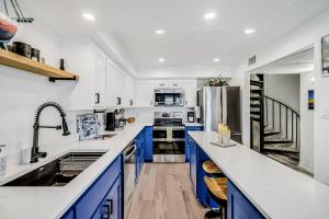 Una cocina o zona de cocina en Nassau #402
