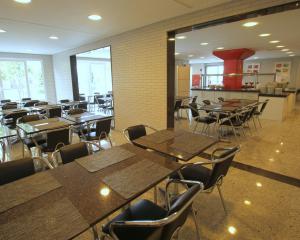 A restaurant or other place to eat at Hotel Confiance Batel