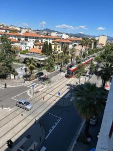 une vue aérienne sur une ville avec une rue avec un bus dans l'établissement Chambre proche mer et aeroport, à Nice