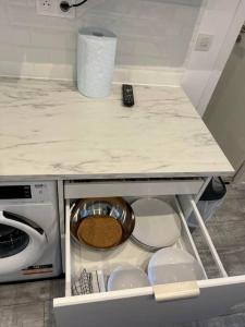 a kitchen counter top with a bowl in a drawer at Chambre proche mer et aeroport in Nice