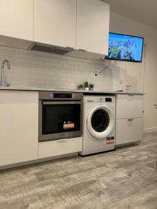 a kitchen with a washing machine and a sink at Chambre proche mer et aeroport in Nice