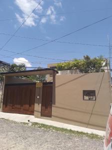 アヒヒクにあるCasa Lanaの二つのガレージドアとバスケットボール用フープがある建物