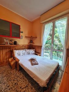 a bedroom with a bed and a large window at Il Posticino Di Bellagio in Civenna