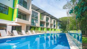 Bazén v ubytování BEE Suites Santa Ana nebo v jeho okolí