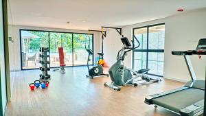 Fitness centrum a/nebo fitness zařízení v ubytování BEE Suites Santa Ana + 37 fotografií