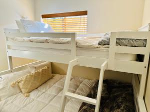 Katil dua tingkat atau katil-katil dua tingkat dalam bilik di 2B Bobuck