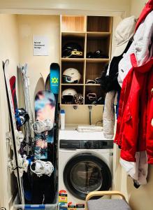 - une buanderie avec un lave-linge et du matériel de ski dans l'établissement 2B Bobuck, à Thredbo