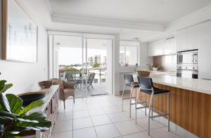 Η κουζίνα ή μικρή κουζίνα στο Aspect Caloundra
