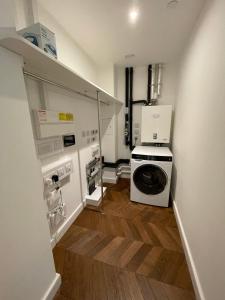 lavadero con lavadora y secadora en Kingston Star en Kingston upon Thames