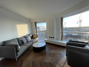 una sala de estar con 2 sofás y una ventana grande en Kingston Star en Kingston upon Thames
