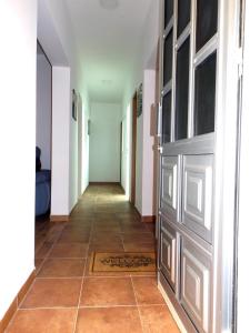 un couloir avec une porte et du carrelage dans l'établissement Vivienda Vacacional El Roquete, à Punta del Hidalgo