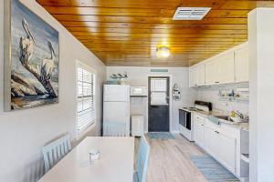 een keuken met witte apparatuur en een houten plafond bij Lake June Resort #9 in Lake Placid +7 foto's