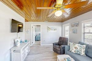 een woonkamer met een plafondventilator en een bank bij Lake June Resort #9 in Lake Placid