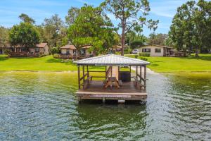 een steiger met een prieel op een meer bij Lake June Resort #9 in Lake Placid