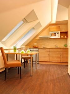 eine Dachbodenküche mit Tisch und Mikrowelle in der Unterkunft Hof31 in Hilchenbach + 5 Fotos