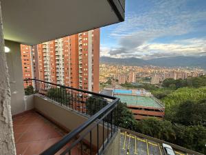 balcón con vistas a la ciudad en Hermosa vista a la ciudad de Medellín, en Medellín