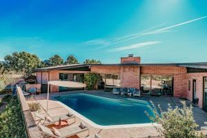 una piscina en el patio trasero de una casa en Jacuzzi, Walk to Trails, Stunning Views, Mid-Century Modern,Pool, en Sedona