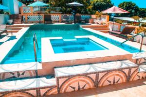 Bazén v ubytování Dela de-Rose Guest House Negril Jamaica nebo v jeho okolí