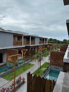 圣米格尔-杜斯米拉格里斯Villa Sapê 13的享有度假村庭院的景致。