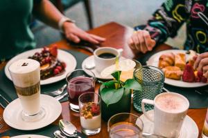 uma mesa coberta com pratos de alimentos e bebidas em Boston Marriott Newton em Newton