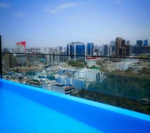 - une vue sur la ville depuis le haut d'un bâtiment dans l'établissement Confort & luxury Apt- San Isidro, à Lima
