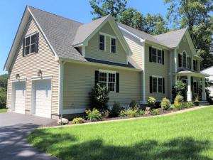 una casa con una casa verde y blanca en Private Lakefront Home in Quiet Residential Area, 