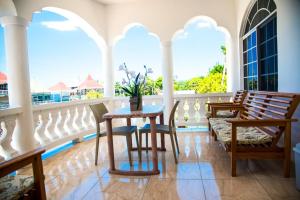 Balkón nebo terasa v ubytování Dela de-Rose Guest House Negril Jamaica