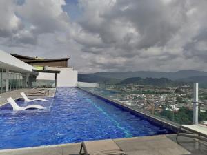 a swimming pool on the roof of a building at Torre Ifreses Moras2 in San José
