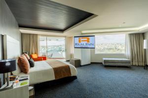 Postel nebo postele na pokoji v ubytování Real Inn Tijuana by Camino Real Hoteles