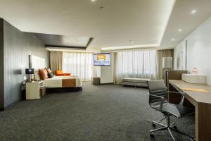 TV a/nebo společenská místnost v ubytování Real Inn Tijuana by Camino Real Hoteles