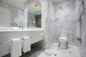 Koupelna v ubytování Real Inn Tijuana by Camino Real Hoteles
