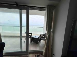 a room with a window with a table and chairs at departamento en magdalena vista al mar con balcón in Lima