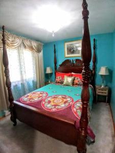 een slaapkamer met een groot houten bed in een kamer bij House on a Hill in Bushkill