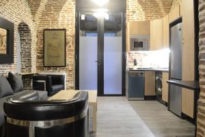 salon z kanapą i kuchnią w obiekcie Cozy Loft - Royal Palace w Madrycie