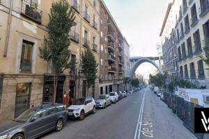 ulica miejska z samochodami zaparkowanymi po stronie drogi w obiekcie Cozy Loft - Royal Palace w Madrycie