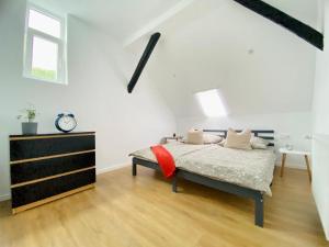 1 dormitorio con 1 cama y reloj en la pared en -2-zentral-TraumWohnung-Rhein, en Oberwesel