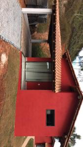 une vue de tête d'un bâtiment avec un toit rouge dans l'établissement Rancho das Montanhas, à Muniz Freire