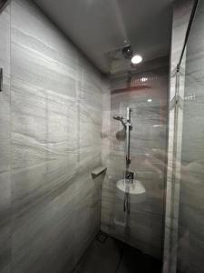 een badkamer met een douche en een wastafel bij Condo Edge Central in Pattaya